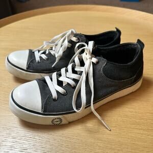 Ugg | Size 8 Evera Black Sneakers Lace Up Sneakers Fuzzy Cozy Comfy